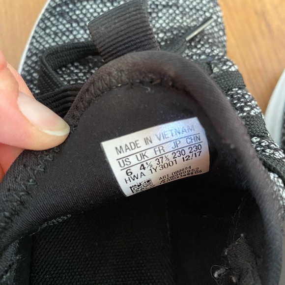 Women’s adidas shoes, size 6 - Picture 3 of 3